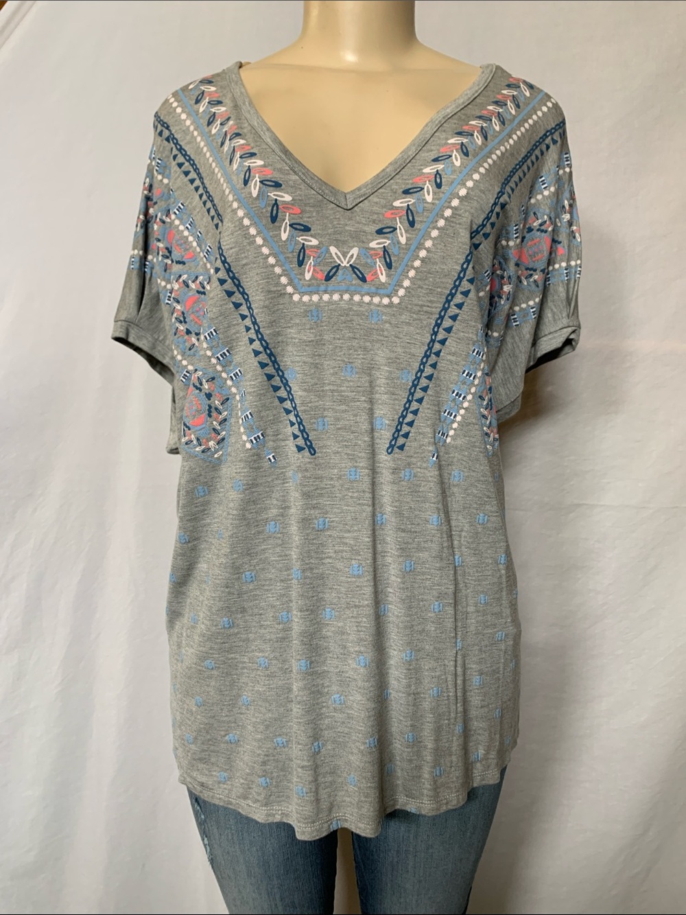DEMOCRACY Jeans Embroidered V-Neck Size 1X Women’s Top Gray Pastel Accents NWOT